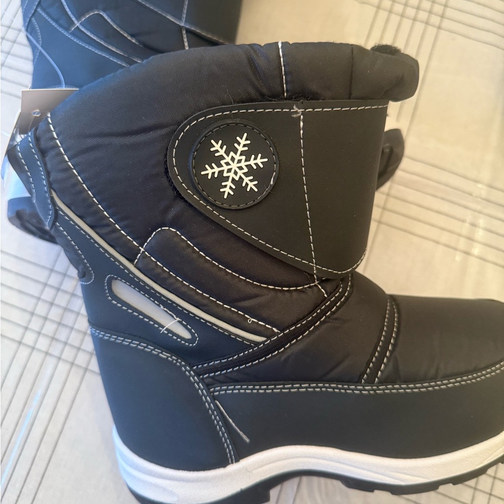 NWT kids winter boots size 4
